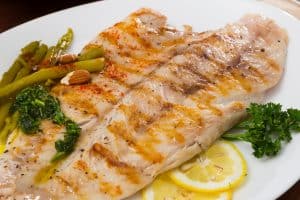 Para os amantes de frutos do mar, esta receita de filé de pescada grelhado com vagem e molho de limão e coentro é uma excelente escolha!