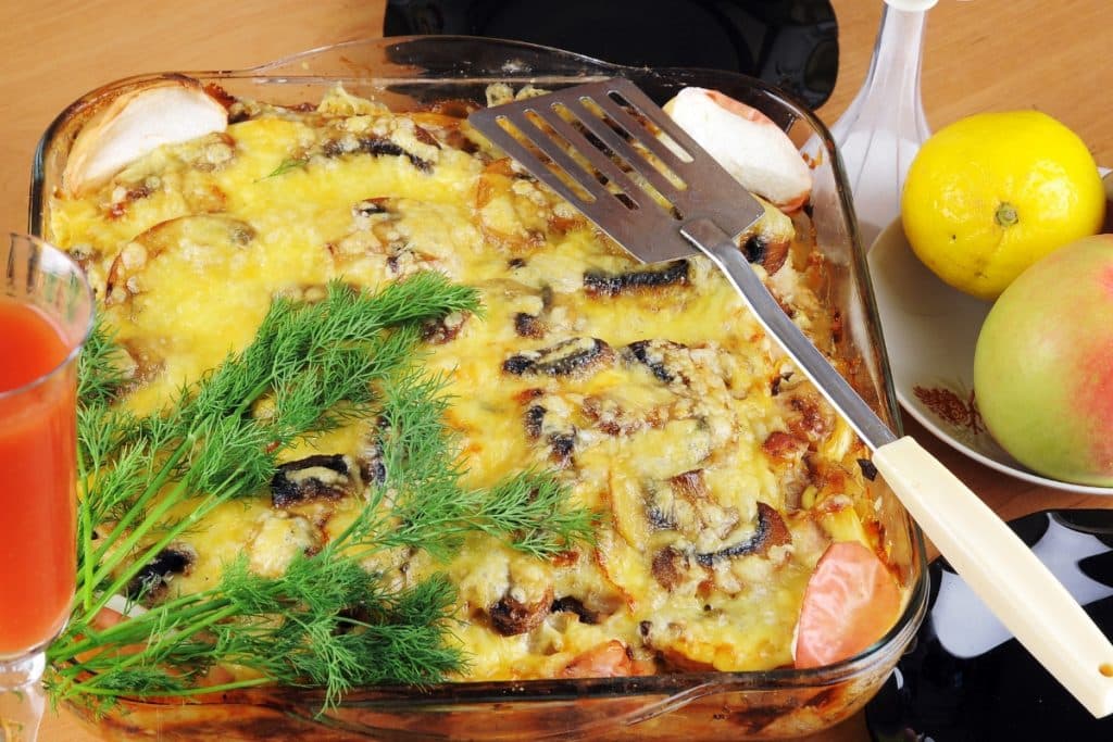 gratinado de carne com maças cogumelos e cobertos de queijo