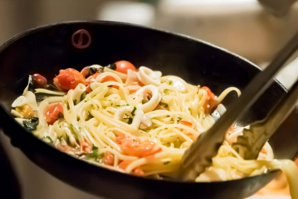 macarrão ao alho e oleo com tomate cereja