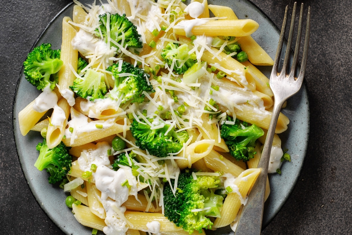 Macarrão integral com brócolis e queijo parmesão: Um prato reconfortante delicioso e cremoso para qualquer ocasião