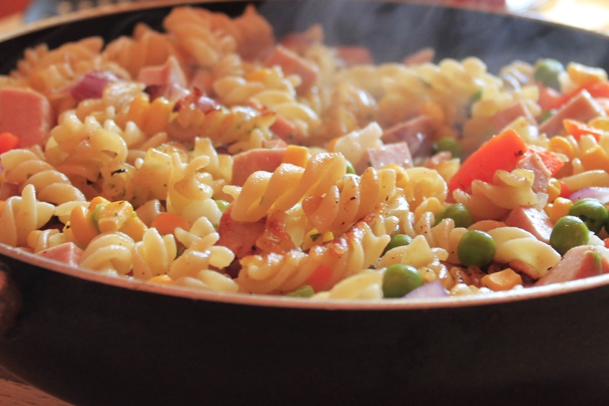 Receita simples de macarrão com presunto ervilha e cenoura para o dia a dia