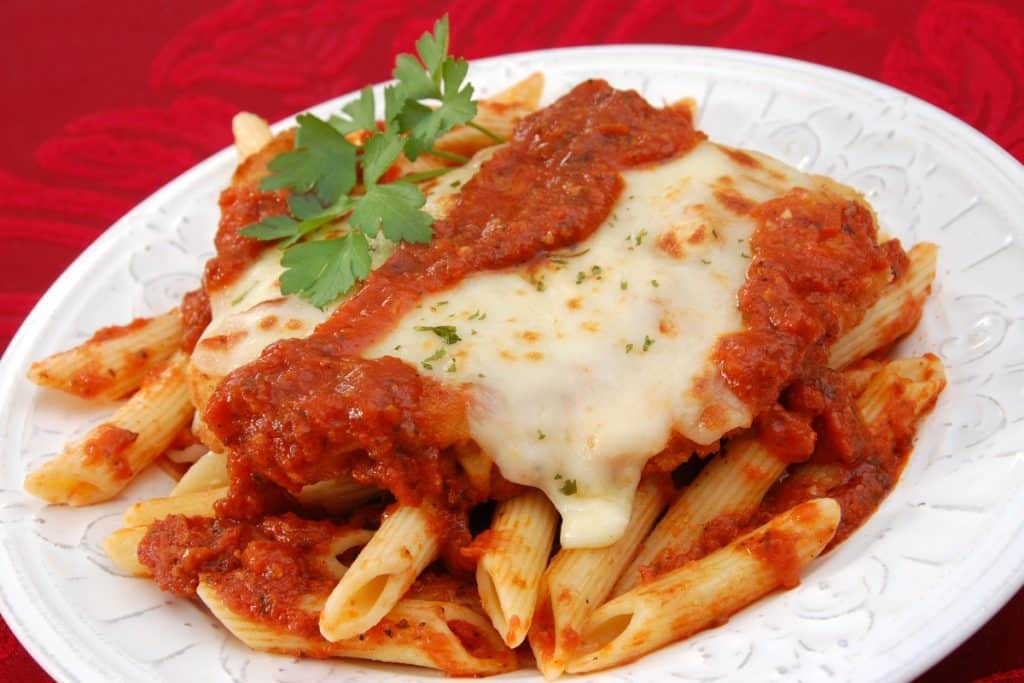 macarrão penne com frango a parmegiana