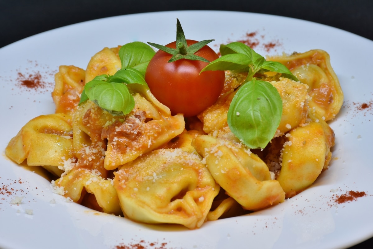 Macarrão tortellini cremoso com molho de tomate e manjericão fresco