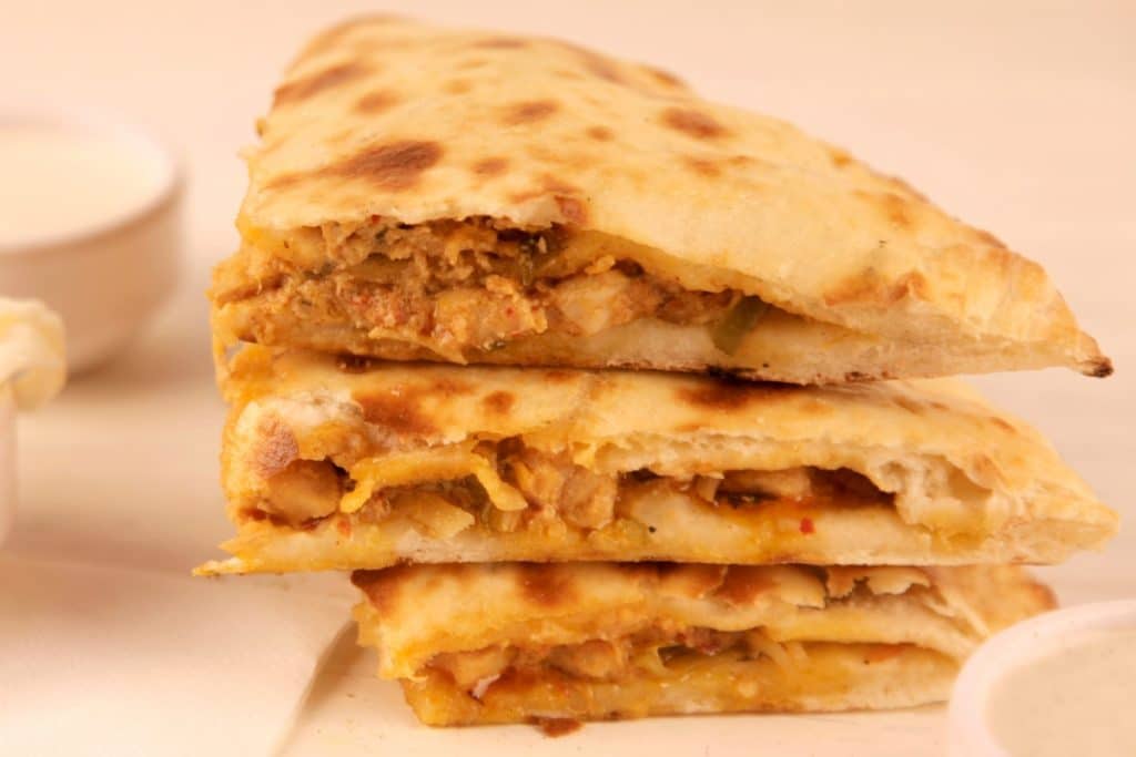 Naan recheado com frango desfiado