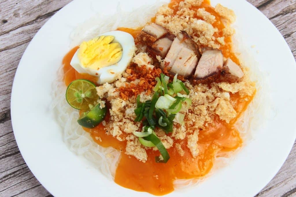 Pancit Palabok é um prato filipino de macarrão de arroz com molho de camarão. 