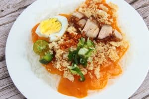 Pancit Palabok é um prato filipino de macarrão de arroz com molho de camarão.
