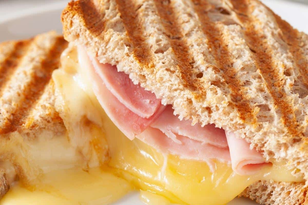 Receita de pão na chapa de presunto e queijo para impressionar seus convidados, para tirar qualquer fome no café da tarde!