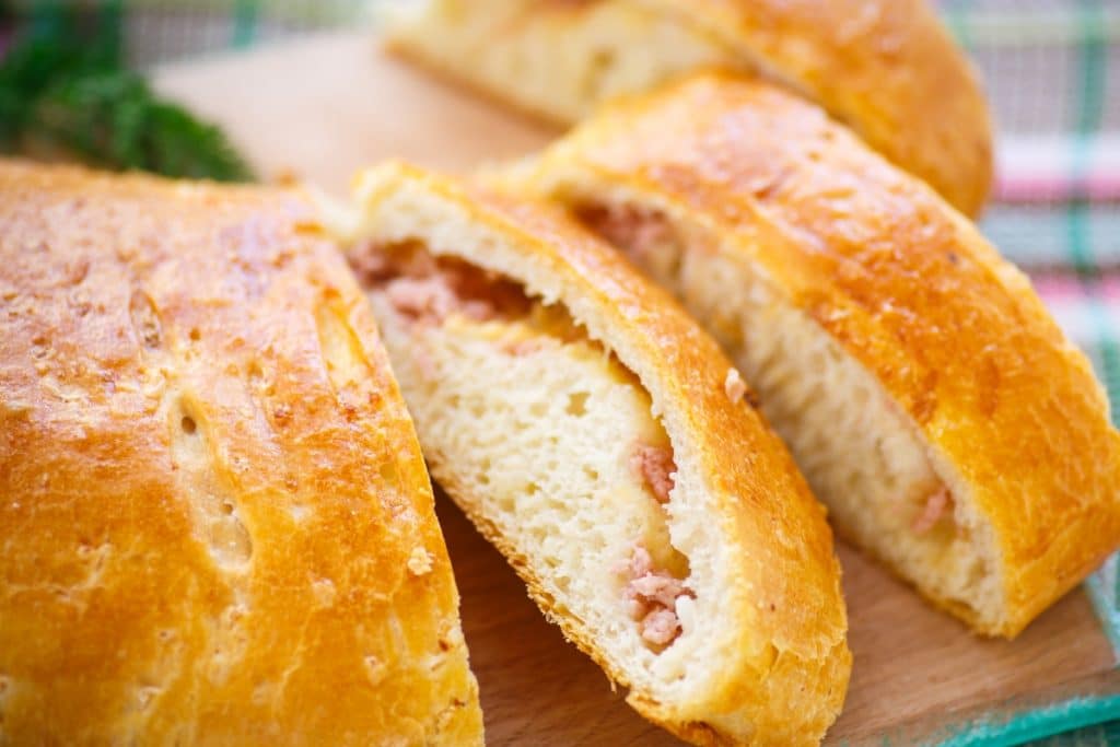 pão assado com queijo e presunto