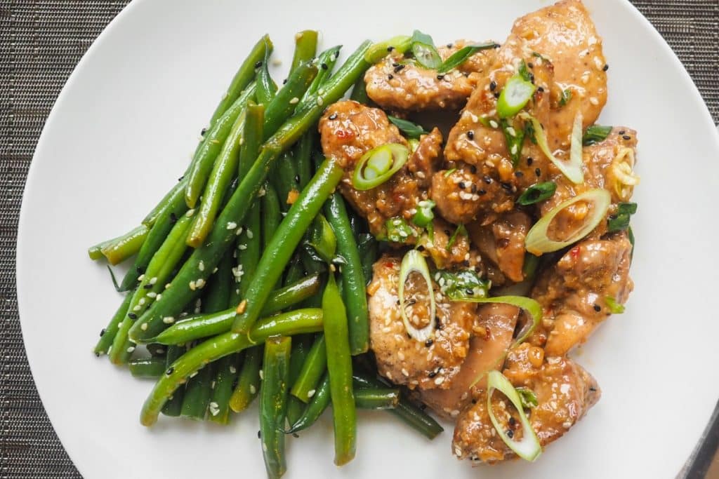 Deliciosa receita de peito de frango com vagem cozido para um jantar saudável