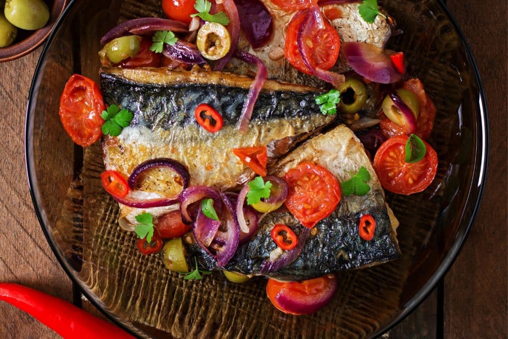 Peixe assado com tomates e cebola roxa perfeito para a semana santa