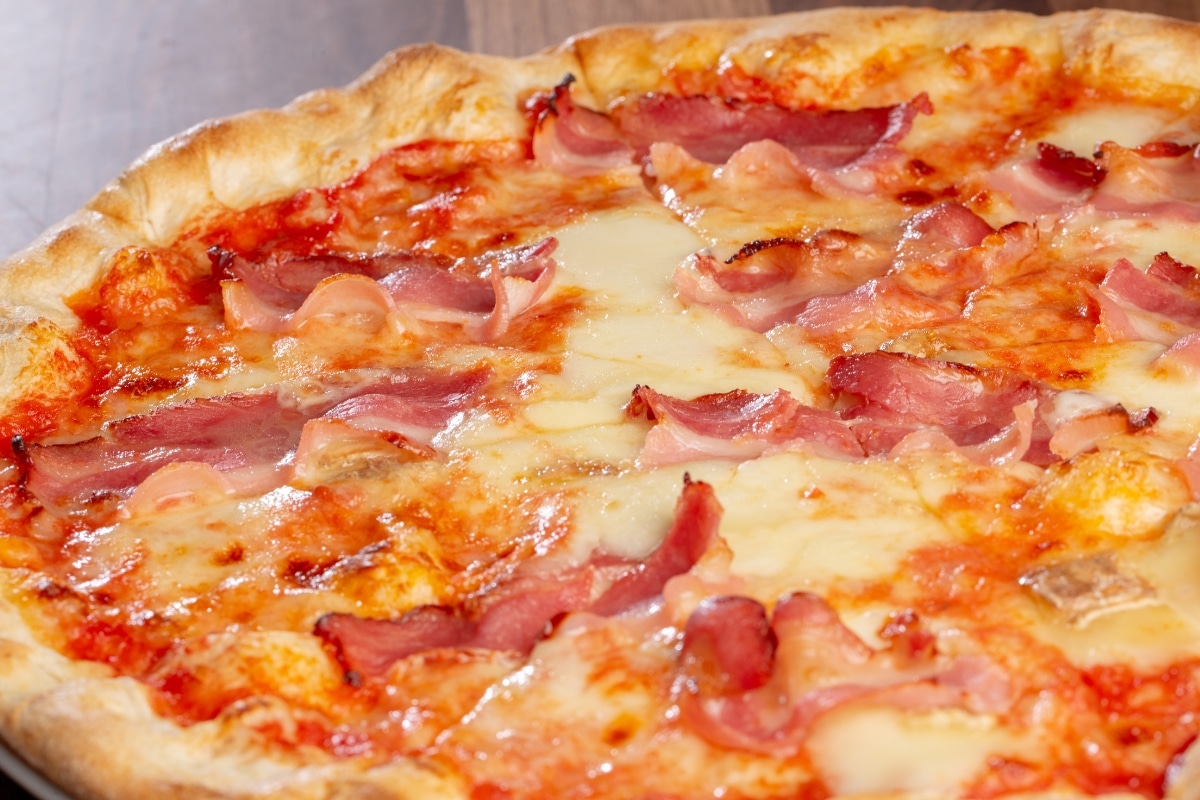 pizza de bacon com queijo