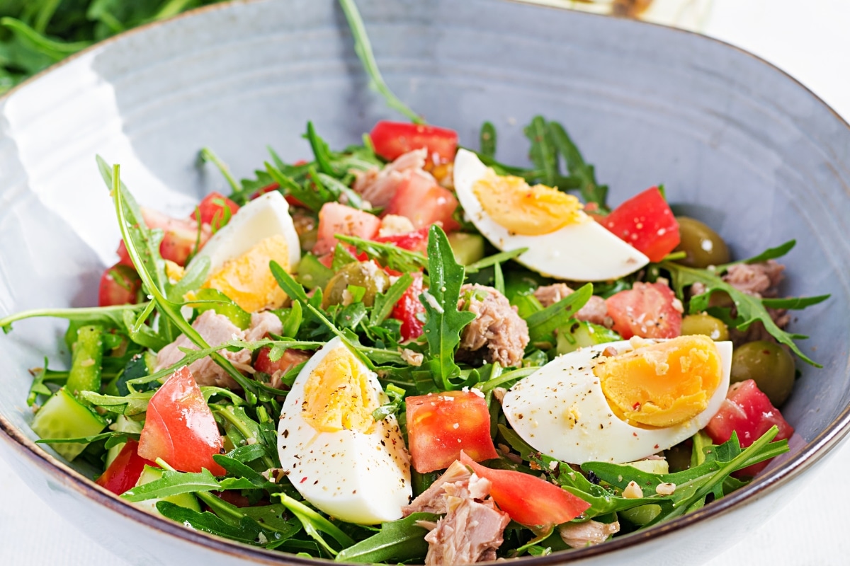 salada de atum e ovos