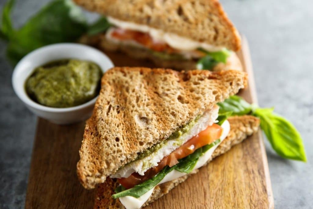 Sanduiche natural com queijo branco tomate e rúcula para um jantar leve e saboroso