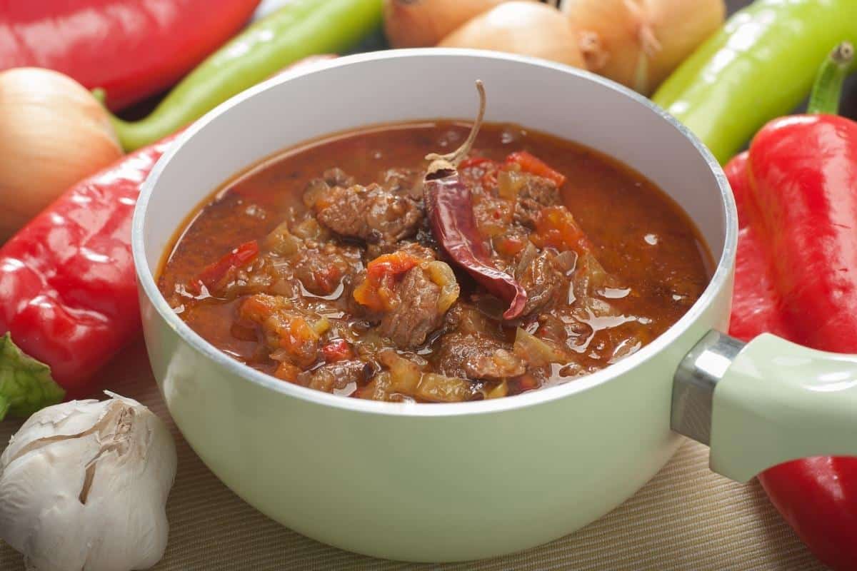 sopa de carne e pimentão e tomate