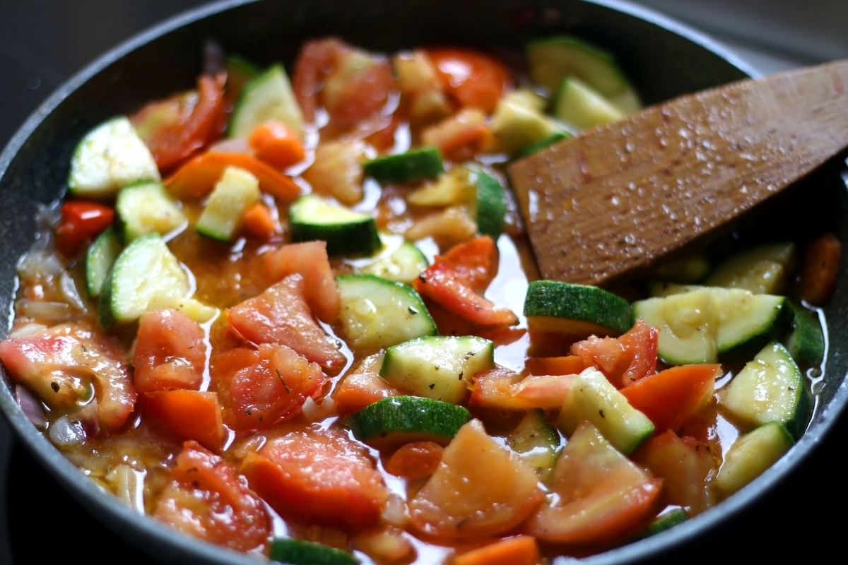 Esta receita de tomate refogado com abobrinha é uma opção fácil e saudável para o jantar, além de ser vegetariana e sem glúten. Faça hoje!