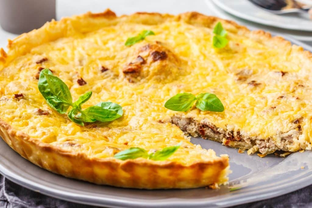 torta de atum com tomate e manjericão