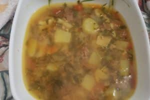 Aqueça-se com uma sopa deliciosa de macarrão com carne moída, couve e batata, uma receita tradicional, cheia de nutrientes e sabor!