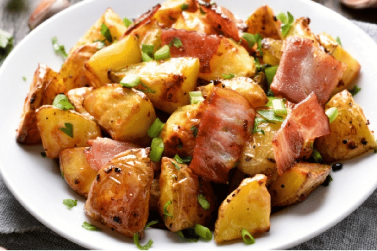 Batata assada com bacon super saboroso sequinho e fácil de preparar para sua refeição