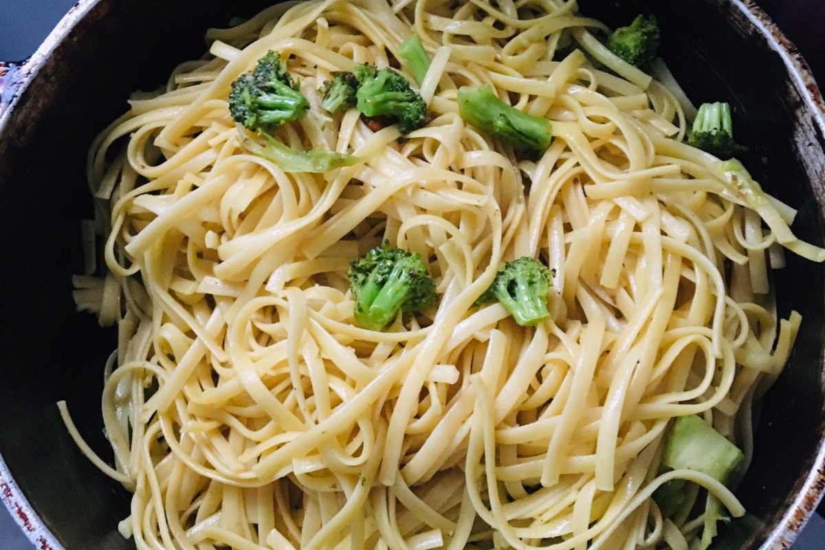 Macarrão apimentado ao alho e óleo com brócolis