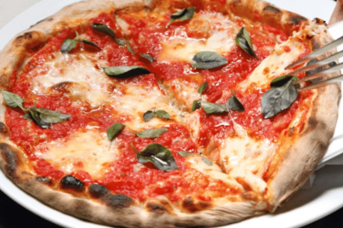 Pizza napolitana caseira deliciosa bem crocante perfeito para qualquer ocasião