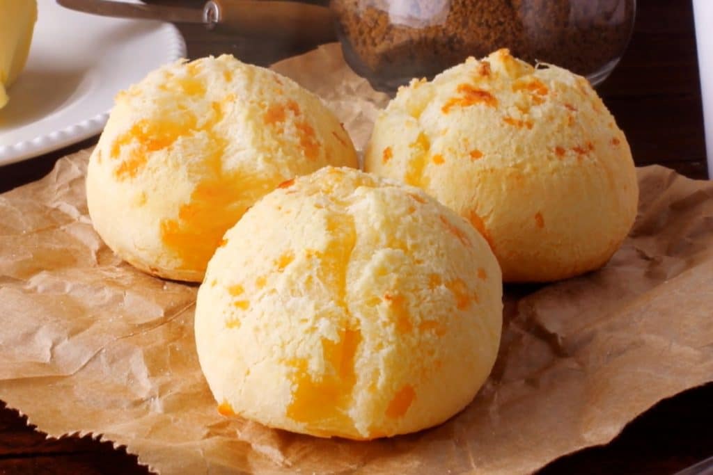 pão de queijo assado