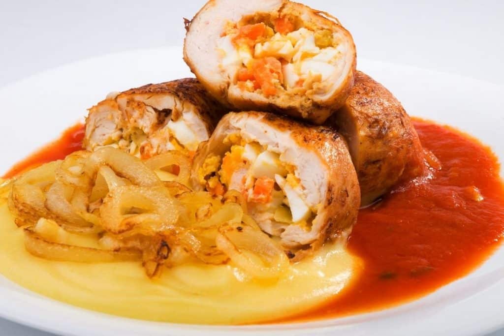 Rocambole de frango com purê de batata e molho de tomate sirva essa delícia no seu jantar