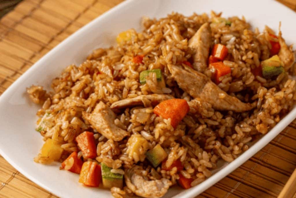 arroz com shoyu e frango