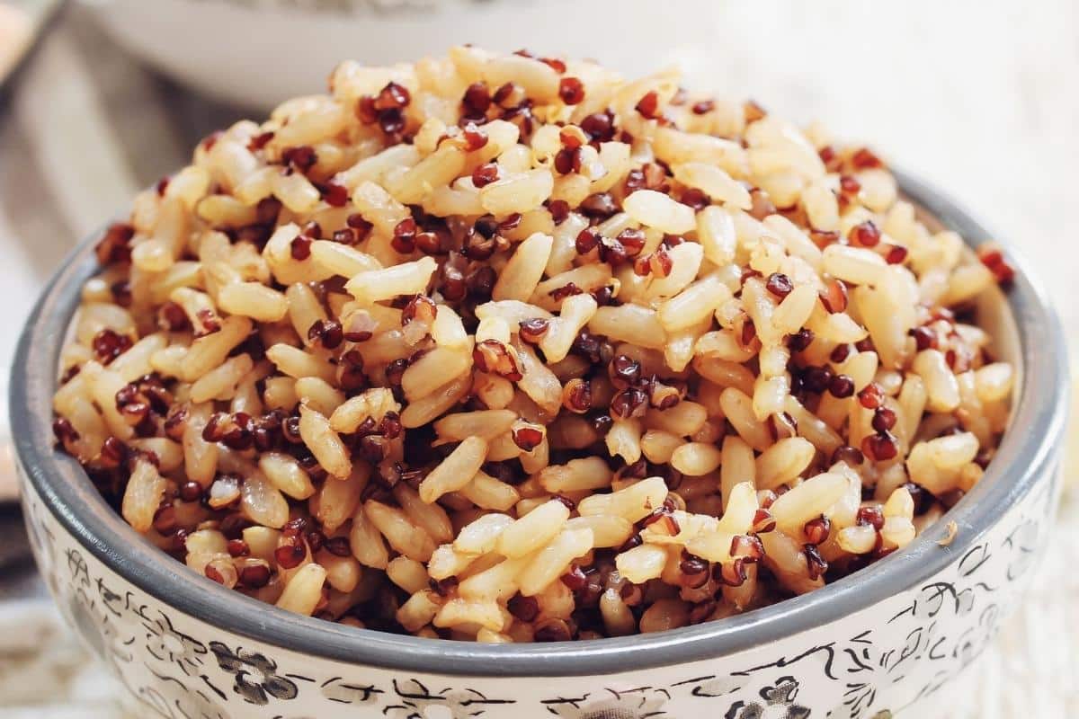 Receita de arroz integral com aveia cozida sabor e nutrição em um prato