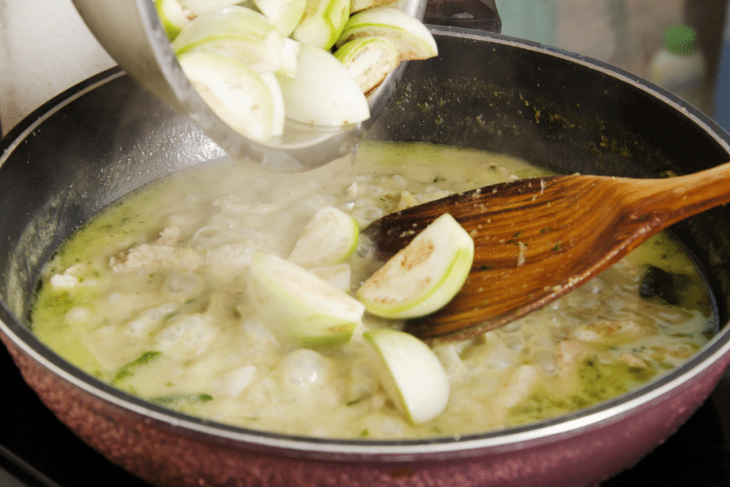 Este refogado de berinjela com molho cury verde é uma das receitas mais saborosas que já fiz