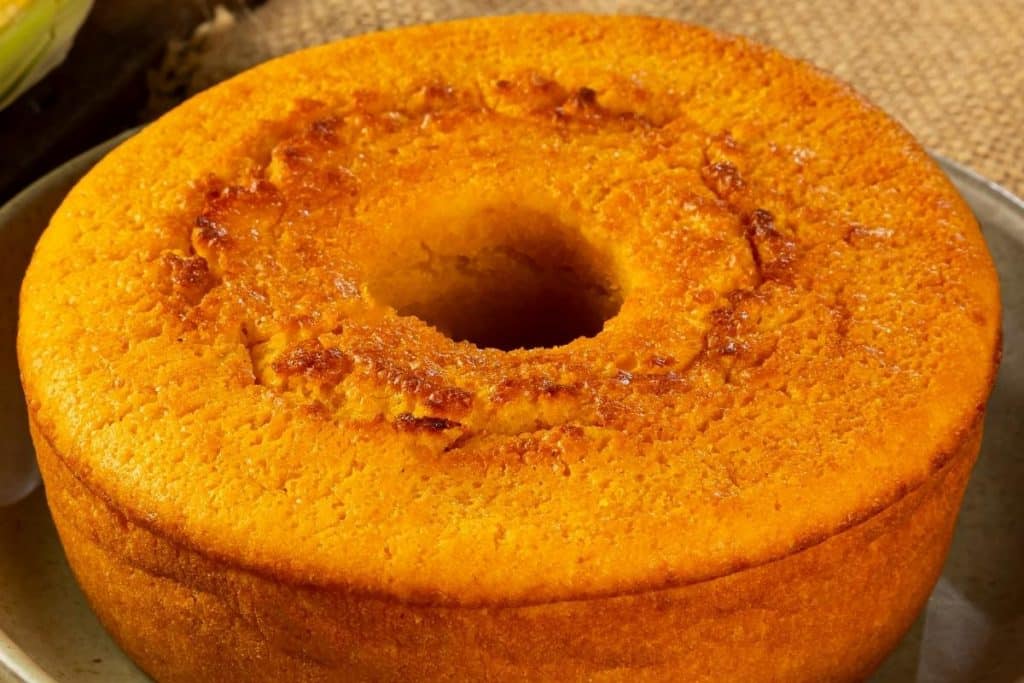 Nada melhor do que saborear um bolo que remete às tradições e raízes da culinária brasileira. O bolo de fubá de milho é um clássico que conquista paladares com sua simplicidade e sabor marcante. Feito com ingredientes básicos, como fubá, leite, ovos e açúcar, esse bolo encanta pela sua textura macia e o delicioso aroma de milho. Seja no café da manhã, no lanche da tarde ou em qualquer ocasião, o bolo de fubá de milho é uma opção perfeita para saborear momentos de prazer e tradição.