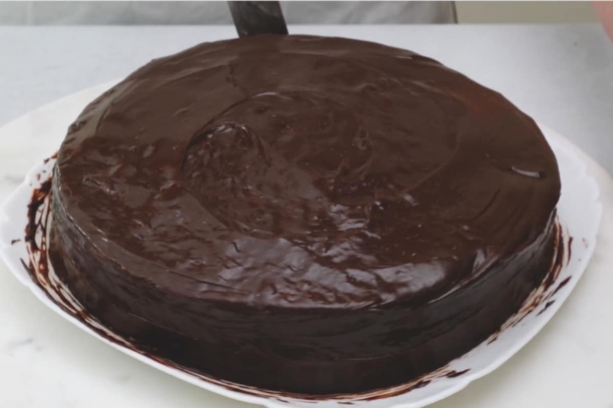bolo simples com cobertura de chocolate cremosa