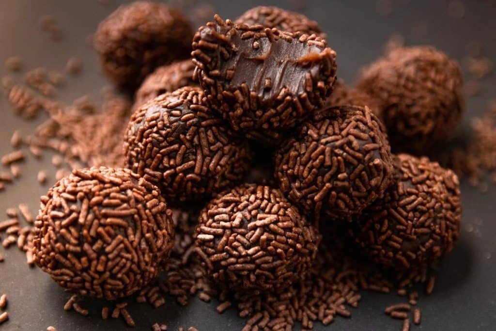 Melhor receita de brigadeiro caseiro fácil que já fiz delicioso e coberto com granulado