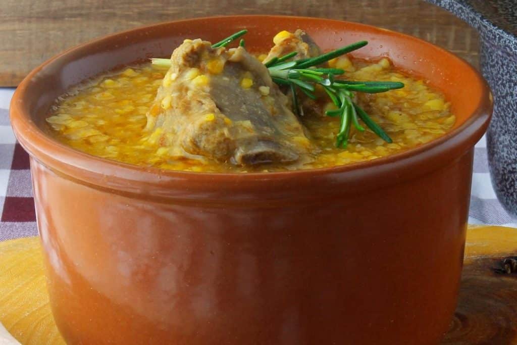 Canjiquinha com costela de porco e milho moído a receita perfeita para um almoço delicioso