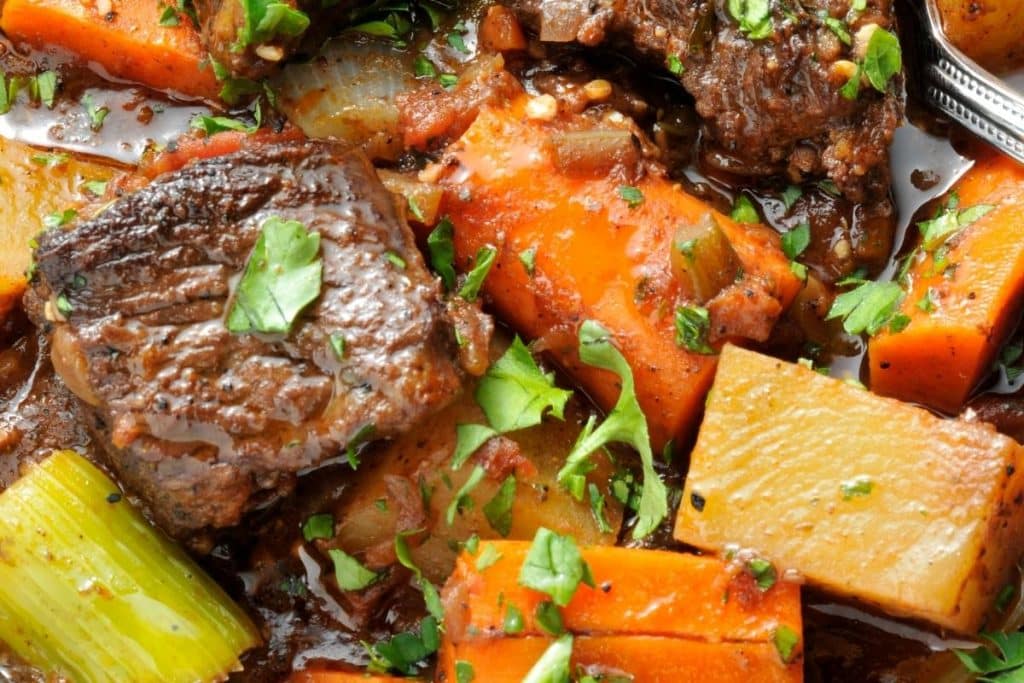 Carne suculenta e macia com acompanhamento de batata e mandioca perfeito para o almoço