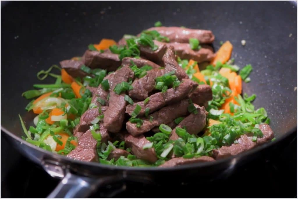 carne em tiras fritas com cebolinha e cenoura