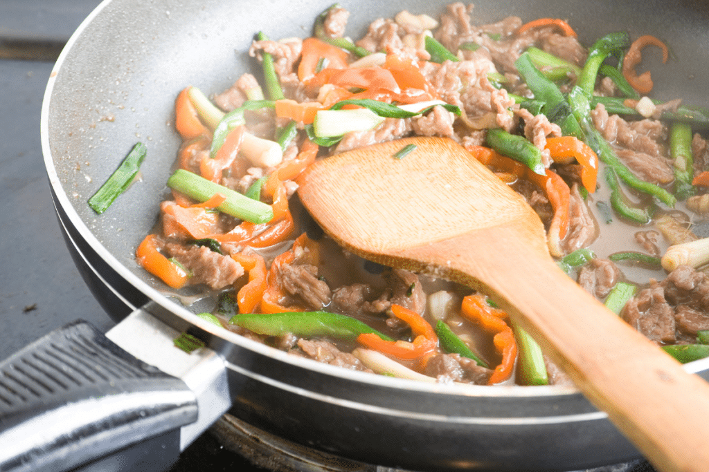 Carne picada com pimentões vermelhos e verdes para um jantar rápido e saboroso prepare agora