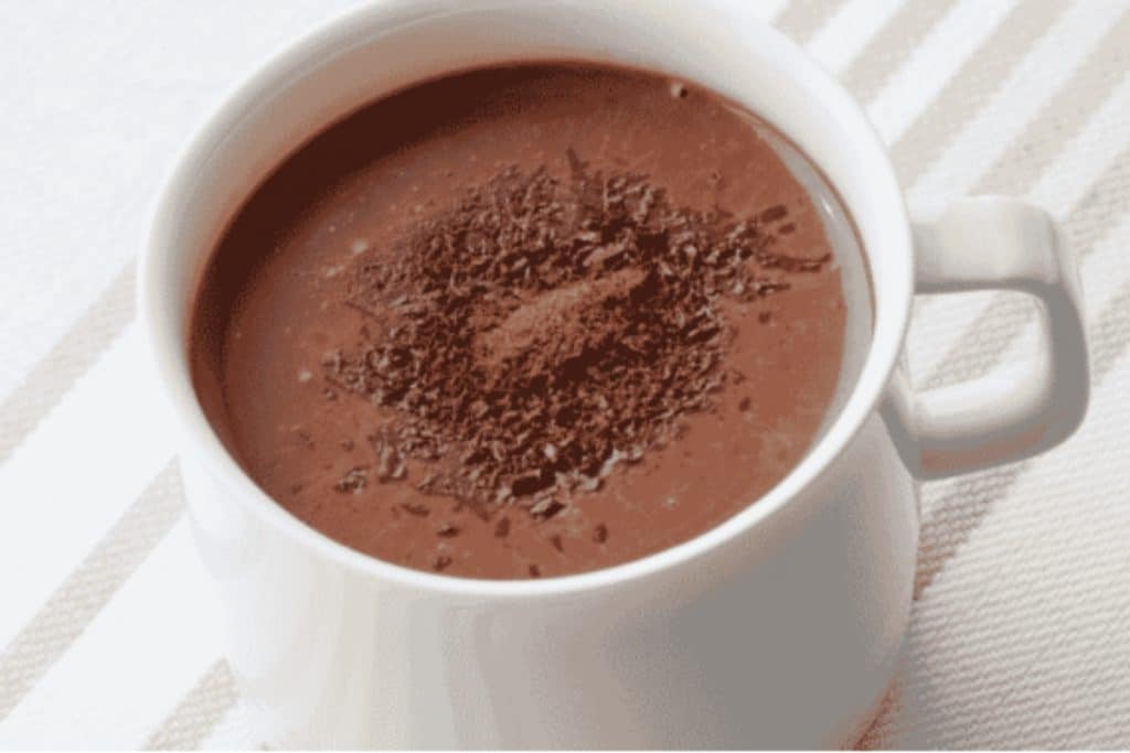 Chocolate quente cremoso perfeito para tomar em dias frios todos em casa amam essa receita