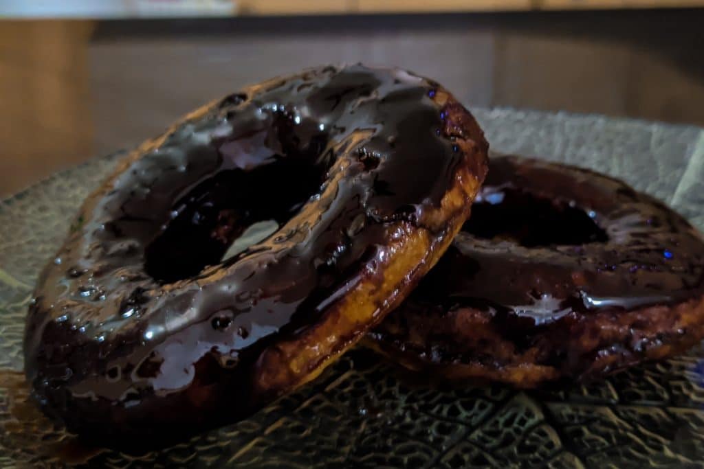 donuts com cobertura de chocolate