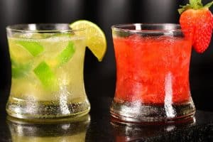 Aprenda a preparar um drink sem álcool de limão e morango irresistível