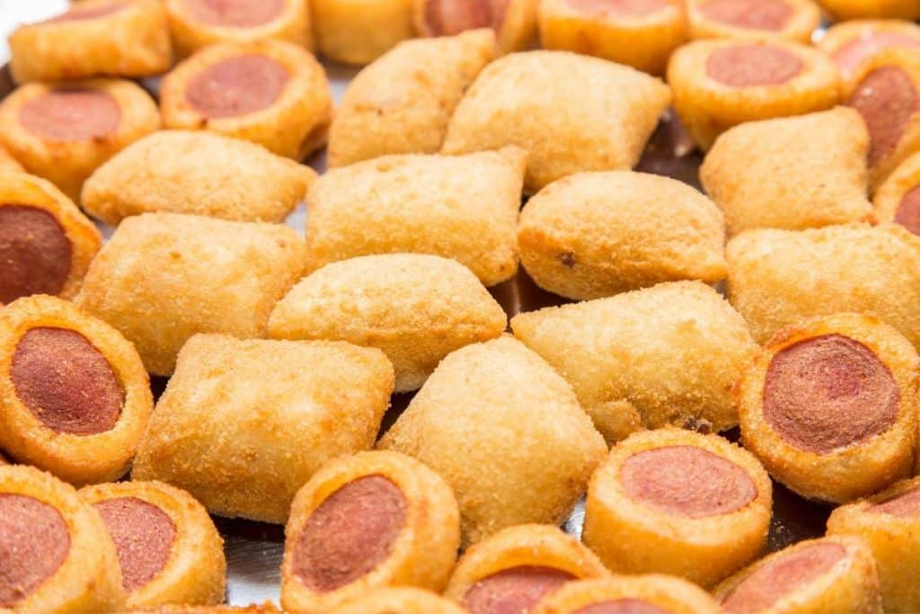 Surpreenda seus convidados com enroladinhos de salsicha e mini pasteis caseiros