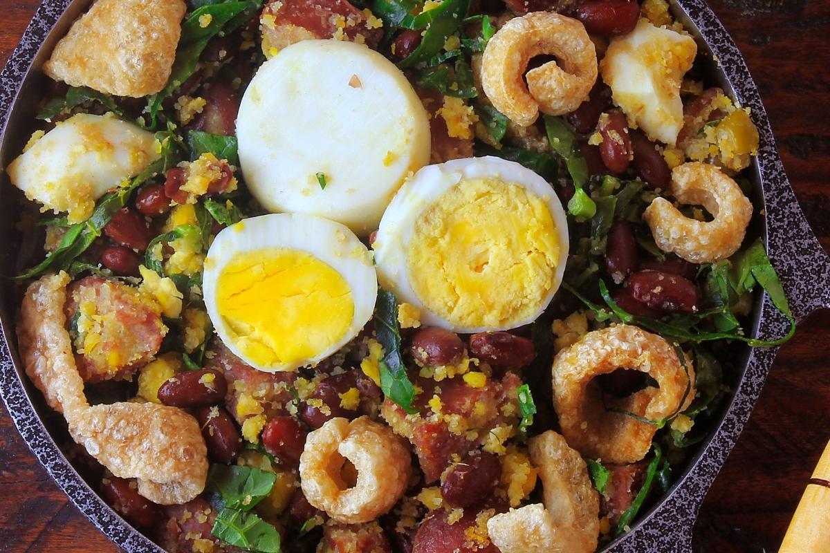 Feijão tropeiro com ovos, bacon e toucinho: simples, fácil e delicioso, sabor e tradição na sua mesa, surpreenda-se com essa receita!