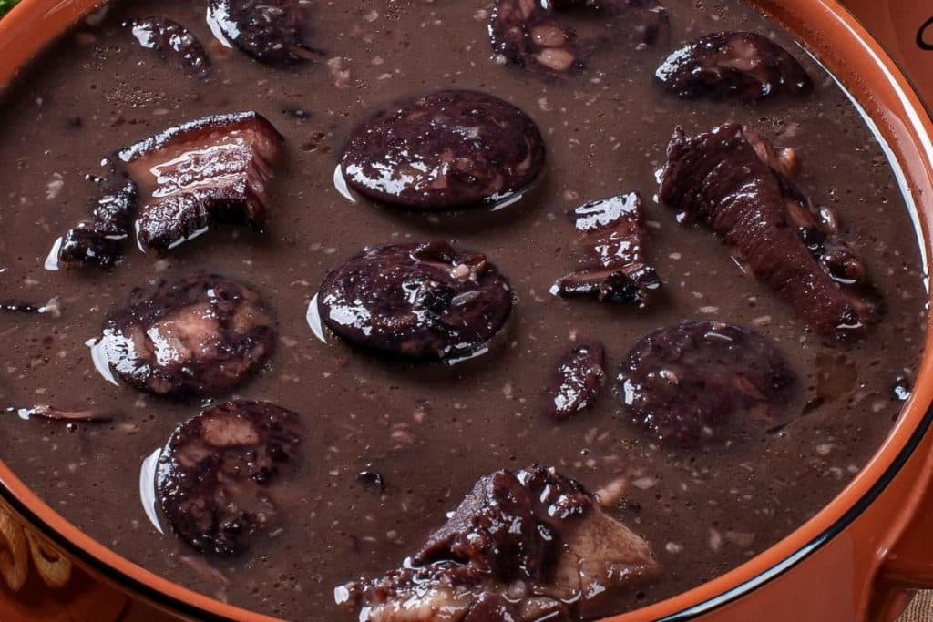 Uma Delícia Brasileira Repaginada! Delicie-se com uma Feijoada Leve e Cheia de Sabor! Receita de Feijoada Deliciosa e Saudável!