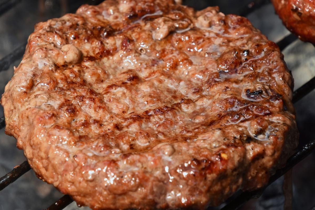 Arregace as Mangas: Faça seu Próprio Hambúrguer de Carne com um Toque Especial!
