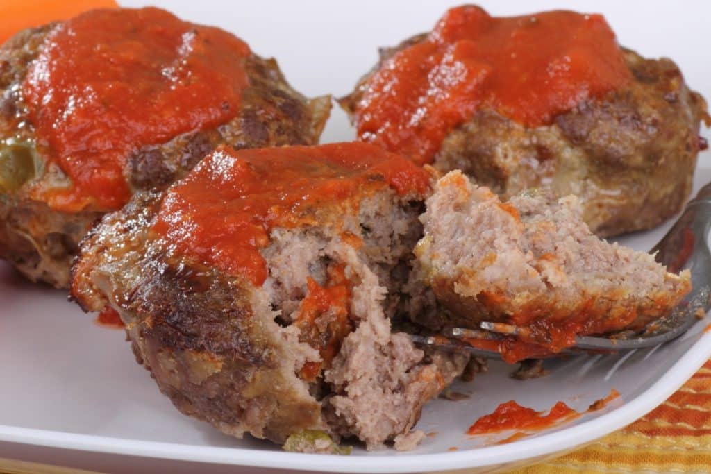 Mini bolo de carne com molho de tomate: uma opção deliciosa para o almoço de domingo