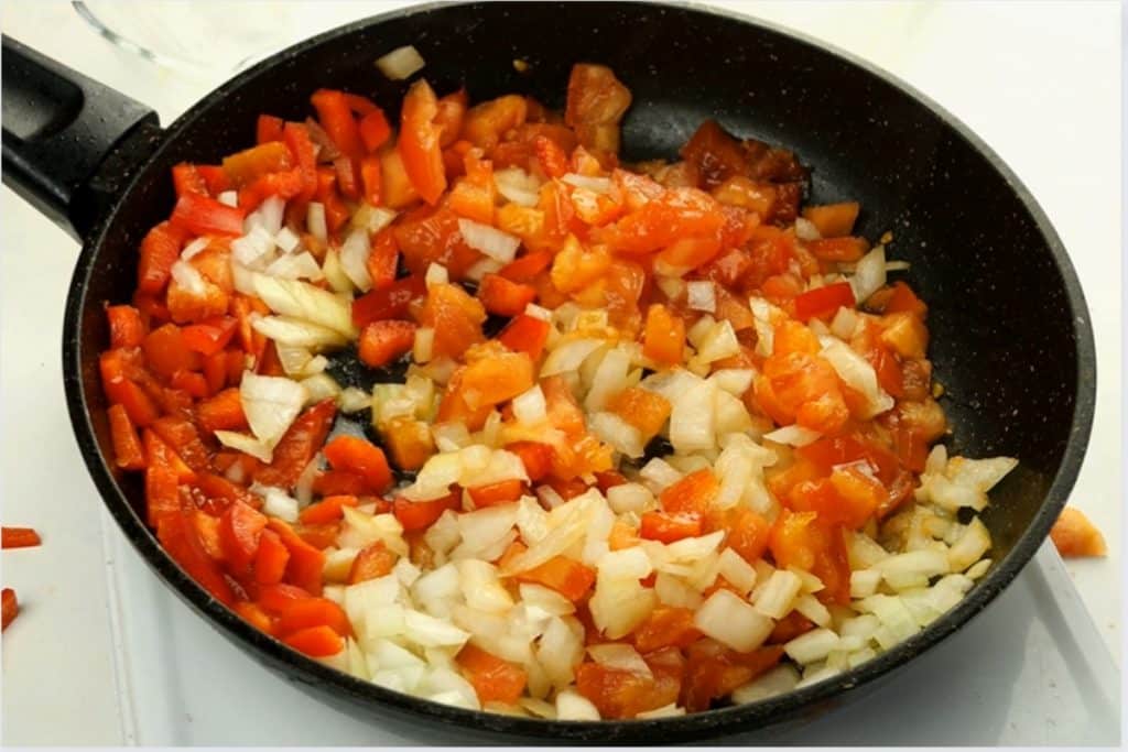 Mix de pimentão vermelho tomates e cebola