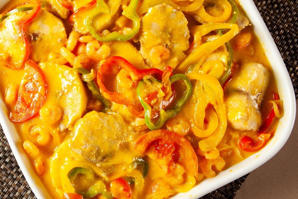 Receita fácil de moqueca de peixe com pimentão vermelho para qualquer ocasião um prato brasileiro tradicional!