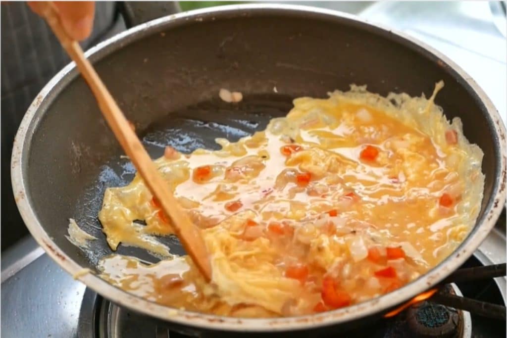 Ovo Mexido com Tomate e Queijo