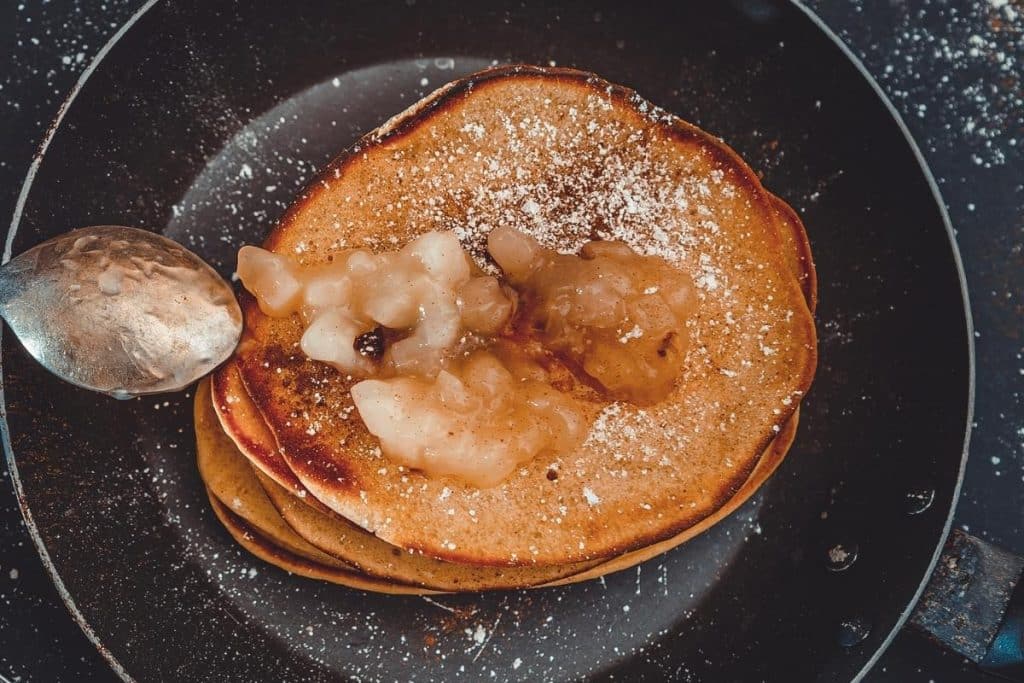 Panqueca doce com ingredientes simples para um café da manhã especial