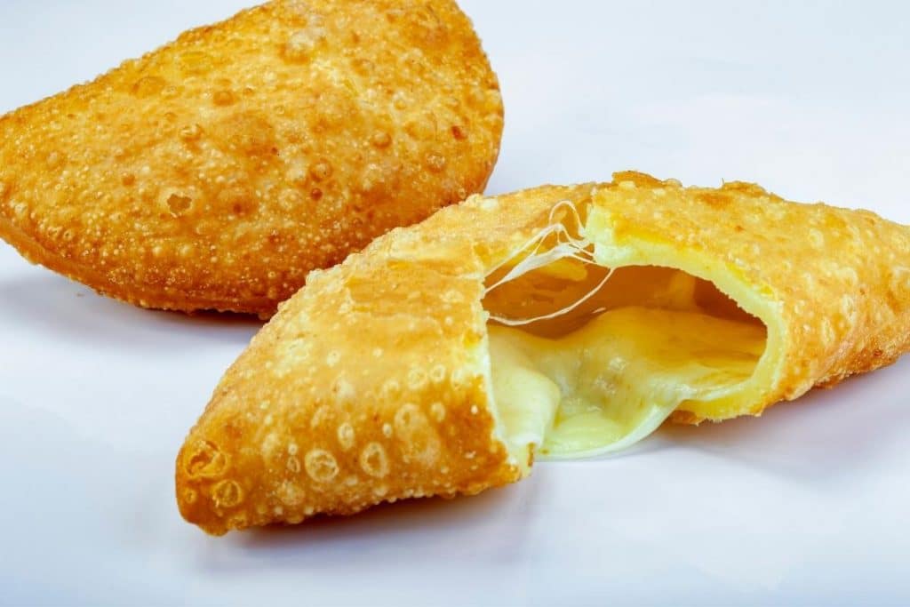 Que Tal um Pastel de Queijo Quentinho e Crocante para o Lanche veja essa receita