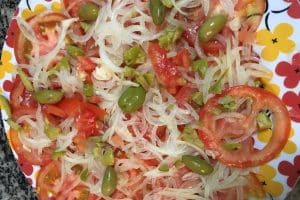 Salada refrescante de cebola, tomate e azeitona: uma explosão de sabores. saboreie uma deliciosa salada para quaquer refeição!